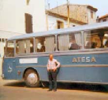 Con dos autobuses de la empresa Atesa en la que trabajó tantos años.